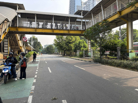Jalan Palmerah Timur dekat Stasiun Palmerah dan Menara Kompas ditutup sementara imbas keributan massa aksi di gedung DPR RI, Senin (25/8/2025). Foto: Abid Raihan/kumparan