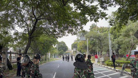 Jalan Palmerah Timur dekat Stasiun Palmerah dan Menara Kompas ditutup sementara imbas keributan massa aksi di gedung DPR RI, Senin (25/8/2025). Foto: Abid Raihan/kumparan