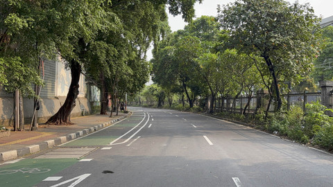 Jalan Palmerah Timur dekat Stasiun Palmerah dan Menara Kompas ditutup sementara imbas keributan massa aksi di gedung DPR RI, Senin (25/8/2025). Foto: Abid Raihan/kumparan