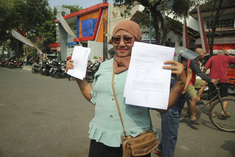 Warga Pati menunjukkan surat yang dikirimkan ke KPK. Foto: Dok. Istimewa