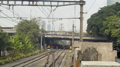 Kericuhan massa aksi di sekitar flyover Slipi Pejompongan, Jakarta, Senin (25/8/2025). Foto: Abid Raihan/kumparan