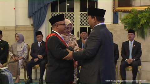 Presiden Prabowo Subianto memberikan Tanda Kehormatan Bintang Mahaputra Utama kepada Mendikdasmen Abdul Mu'ti di Istana... </div>
<div class=