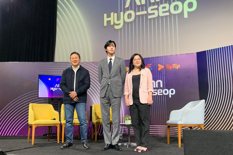 Aktor asal Korea, Ahn Hyo-seop hadir dalam jumpa pers konser kolaborasi bersama SCTV dan TipTip, di Senayan, Senin (25/8/2025). Foto: Vincentius Mario/kumparan