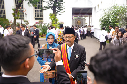Presiden Prabowo Subianto menyematkan tanda kehormatan Bintang Mahaputra Adipurna kepada Mensos Saifullah Yusuf (Gus Ipul) dalam upacara penganugerahan di Istana Negara, Jakarta, Senin (25/8/2025). Foto: Kemensos RI