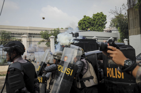 Sejumlah aparat menembak gas air mata ke arah massa aksi saat demo di belakang DPR hingga kawasan stasiun Palmerah, Jakarta, Senin (25/8/2025). Foto: Jamal Ramadhan/kumparan