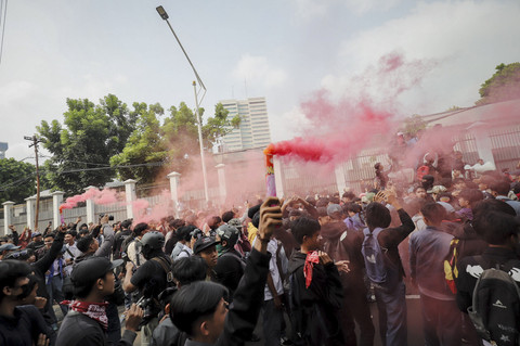 Sejumlah massa aksi menyalakan suar saat demo di belakang DPR hingga kawasan stasiun Palmerah, Jakarta, Senin (25/8/2025). Foto: Jamal Ramadhan/kumparan