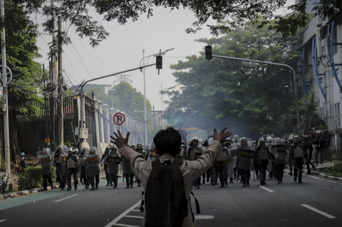 Salah satu massa aksi menghadang aparat saat demo di belakang DPR hingga kawasan stasiun Palmerah, Jakarta, Senin (25/8/2025). Foto: Jamal Ramadhan/kumparan
