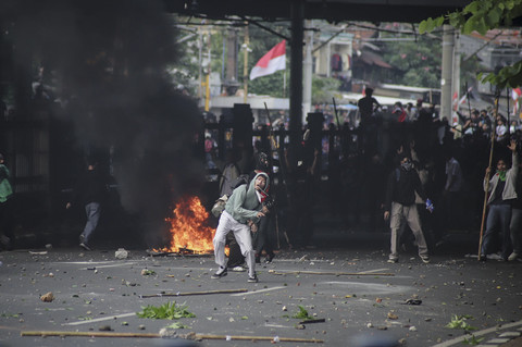 Sejumlah massa aksi melempari aparat saat demo di belakang DPR hingga kawasan stasiun Palmerah, Jakarta, Senin (25/8/2025).
 Foto: Jamal Ramadhan/kumparan