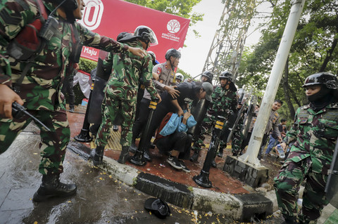 Sejumlah aparat mengamankan massa saat demo di belakang DPR hingga kawasan stasiun Palmerah, Jakarta, Senin (25/8/2025). Foto: Jamal Ramadhan/kumparan