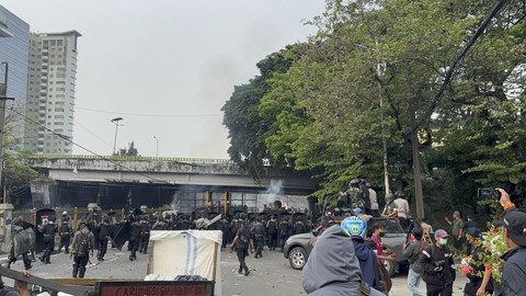 Polisi mulai pukul mundur massa di Jalan Palmerah Timur, di bawah flyover Slipi Pejompongan, Jakarta, Senin (25/8/2025). Foto: Abid Raihan/kumparan