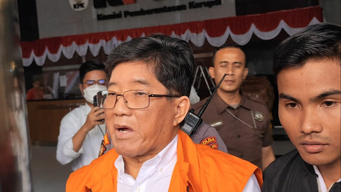 Tersangka korupsi pengurusan izin usaha pertambangan (IUP) di Kaltim, Rudy Ong Chandra berjalan menuju mobil tahanan usai menjadi pemeriksaan di Gedung Merah Putih KPK, Jakarta, Senin (25/8/2025). Foto: Jonathan Devin/kumparan