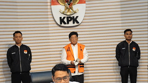 Tersangka korupsi pengurusan izin usaha pertambangan (IUP) di Kaltim, Rudy Ong Chandra mengenakan rompi tahanan dihadirkan saat konpers di Gedung Merah Putih KPK, Jakarta, Senin (25/8/2025). Foto: Jonathan Devin/kumparan