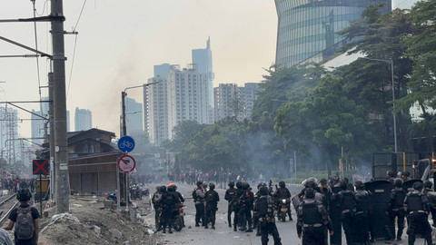 Polisi memukul mundur massa demo di kawasan Pejompongan, Jakarta, Senin (25/8/2025). Foto: Rayyan Farhansyah/kumparan