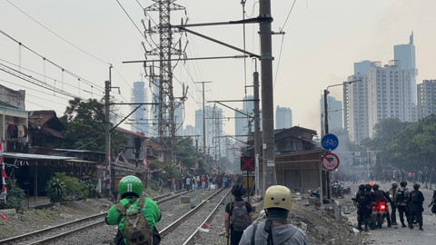 Polisi memukul mundur massa demo di kawasan Pejompongan, Jakarta, Senin (25/8/2025). Foto: Rayyan Farhansyah/kumparan
