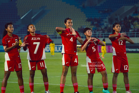 Pemain Timnas wanita Indonesia saat melawan Timnas wanita Malaysia pada pertandingan Grup A Kejuaraan ASEAN Wanita U-16 di Stadion Manahan, Solo, Minggu (25/8/2025).   Foto: PSSI
