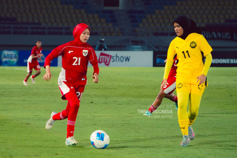 Pemain Timnas wanita Indonesia saat melawan Timnas wanita Malaysia pada pertandingan Grup A Kejuaraan ASEAN Wanita U-16 di Stadion Manahan, Solo, Minggu (25/8/2025).
 Foto: PSSI