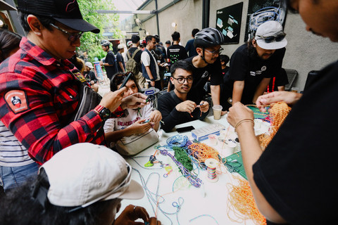 Nojorono Kudus menggandeng KICKYOURBUTT Project (KYB) menggelar gerakan #PuntungBeruntung "Dari Sisa Jadi Bisa" sebagai upaya mengatasi limbah rokok di Kopi Nako Daur Baur, Kemang, Jakarta Selatan pada Minggu (24/8). Foto: Dok. Istimewa