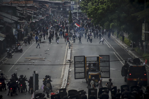 Kericuhan antara demonstran dan aparat keamanan di Pejompongan, sekitar Gedung BNI, Jakarta, Senin (25/8/2025). Foto: Jamal Ramadhan/kumparan