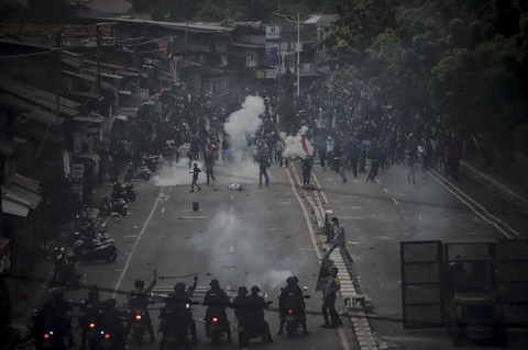 Kericuhan antara demonstran dan aparat keamanan di Pejompongan, sekitar Gedung BNI, Jakarta, Senin (25/8/2025). Foto: Jamal Ramadhan/kumparan