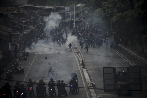 Kericuhan antara demonstran dan aparat keamanan di Pejompongan, sekitar Gedung BNI, Jakarta, Senin (25/8/2025). Foto: Jamal Ramadhan/kumparan
