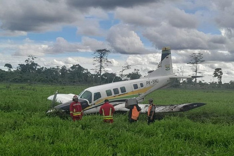 Pesawat Bunga Persada PAC 750 XTSOL/PK-SNU milik PT Smart Cakrawala Aviation yang gagal mendarat di ujung Runway 12 Bandara Mozes Kilangin Timika, Papua Tengah, terperosok ke luar dari landasan, Senin (25/8/2025). Foto: Antara