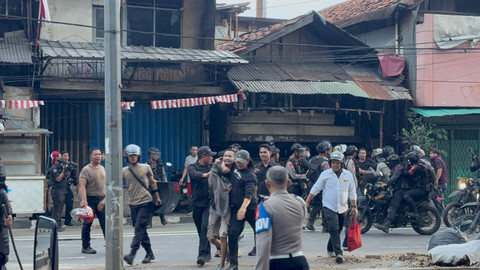 Polisi mengamankan dua massa demo di kawasan Pejompongan, Jakarta, Senin (25/8/2025). Foto: Abid Raihan/kumparan
