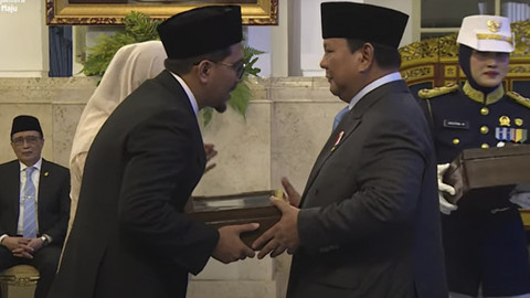 Presiden Prabowo Subianto memberikan Tanda Kehormatan Bintang Mahaputra Utama kepada Ahli waris KH Maimoen Zubair di Istana Negara, Jakarta, Senin (25/8/2025). Foto: YouTube/Sekretariat Presiden