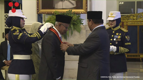 Presiden Prabowo Subianto memberikan Tanda Kehormatan Bintang Mahaputra Utama kepada Haedar Nashir di Istana Negara, Jakarta, Senin (25/8/2025). Foto: YouTube/Sekretariat Presiden