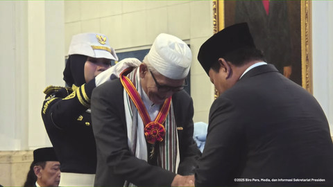Presiden Prabowo Subianto memberikan Tanda Kehormatan Bintang Mahaputra Utama kepada KH Miftahul Akhyar di Istana Negara, Jakarta, Senin (25/8/2025). Foto: YouTube/Sekretariat Presiden