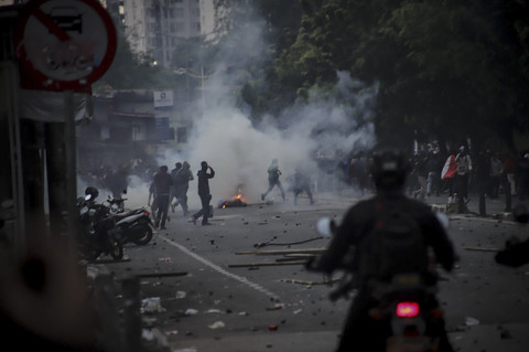 Kericuhan antara demonstran dan aparat keamanan di Pejompongan, sekitar Gedung BNI, Jakarta, Senin (25/8/2025). Foto: Jamal Ramadhan/kumparan