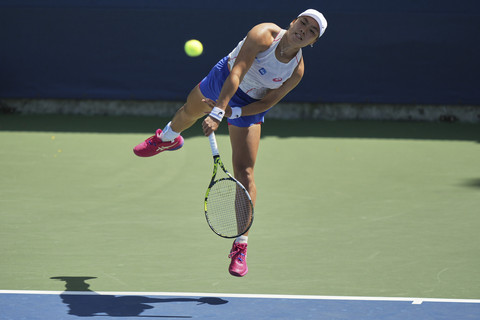 Petenis Indonesia, Janice Tjen melakukan servis kepada Veronika Kudermetova, petenis Rusia, pada putaran pertama kejuaraan tenis AS Terbuka, Minggu (24/8/2025). Foto: Frank Franklin II/AP Photo