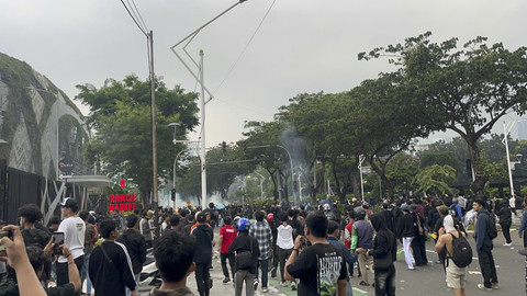 Situasi pendemo di Jalan Gerbang Pemuda tepatnya di Spark Senayan, Senin (25/8/2025). Foto: Rayyan Farhansyah/kumparan