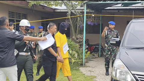 Detasemen Polisi Militer (Denpom) I/5 Medan Gelar Rekontruksi kasus TNI Serma Tengku Dian Anugrah tikam istrinya di kediaman, Medan (25/8/2025). Foto: Amar Marpaung/kumparan