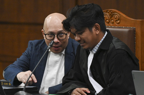 Terdakwa kasus korupsi pengelolaan dana investasi di PT Taspen Antonius NS Kosasih (kiri) berbincang dengan penasehat hukumnya saat menjalani sidang lanjutan di Pengadilan Tipikor, Jakarta, Senin (4/8/2025).  Foto: Fauzan/ANTARA FOTO