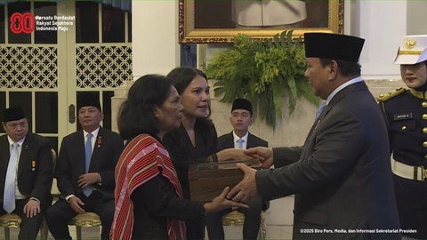 Presiden Prabowo Subianto memberikan Tanda Kehormatan Bintang Mahaputra Utama kepada Almarhum Alfonso Henrique Pinto diwakili ahli waris di Istana Negara, Jakarta, Senin (25/8/2025).
Foto: YouTube/Sekretariat Presiden