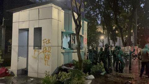 Pos Polisi yang dirusak massa aksi di Jalan Gerbang Utama, Jakarta, Senin (25/8/2025). Foto: Rayyan Farhansyah/kumparan