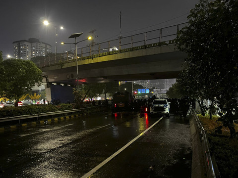 Situasi di tol dalam kota arah slipi ditutup imbas ricuh massa aksi dengan aparat keamanan, Senin (25/8/2025). Foto: Rayyan Farhansyah/kumparan