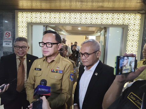 Wamendagri Bima Arya dan Wakil Ketua Komisi II Aria Bima di Kompleks Parlemen Senayan, Jakarta, Senin (25/8/2025). Foto: Luthfi Humam/kumparan