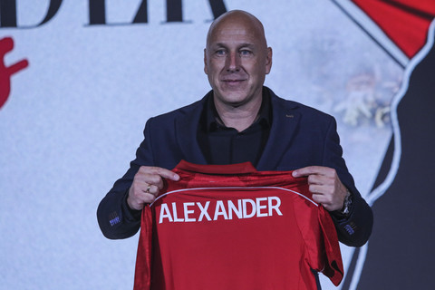 Direktur Teknik (Dirtek) PSSI Alexander Zwiens menunjukkan jersey Timnas Indonesia yang bertuliskan namanya saat acara perkenalan Direktur Teknik PSSI yang baru di Jakarta, ...                    </div>

                    <div class=