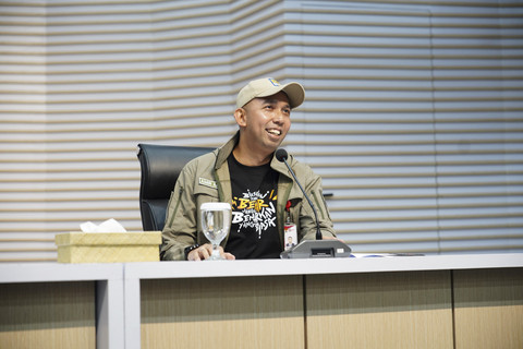 Komika, Pandji Pragiwaksono (kiri), dan Direktur Sosialisasi dan Kampanye Antikorupsi KPK, Amir Arief (kanan), dalam jumpa pers, Senin (25/8/2025). Foto: KPK