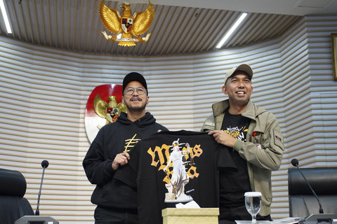 Komika, Pandji Pragiwaksono (kiri), dan Direktur Sosialisasi dan Kampanye Antikorupsi KPK, Amir Arief (kanan), dalam jumpa pers, Senin (25/8/2025). Foto: KPK