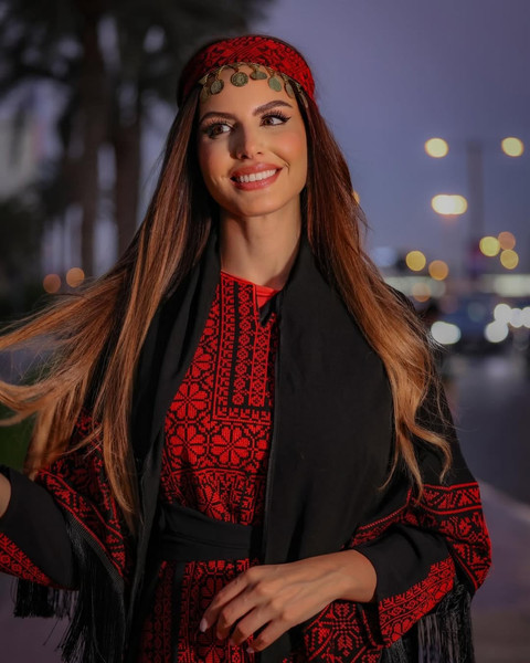 Nadeen Ayoub, Miss Palestine pertama yang akan maju ke Miss Universe 2025. Foto: Instagram/nadeen.m.ayoub