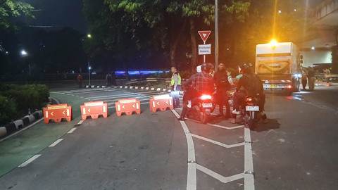 Situasi terkini jalan Gatot Subroto usai demonstrasi di DPR RI, Selasa (26/8) dini hari. Foto: Andreas Ricky Febrian/kumparan