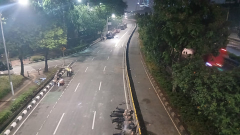 Situasi terkini jalan Gatot Subroto usai demonstrasi di DPR RI, Selasa (26/8) dini hari. Foto: Andreas Ricky Febrian/kumparan