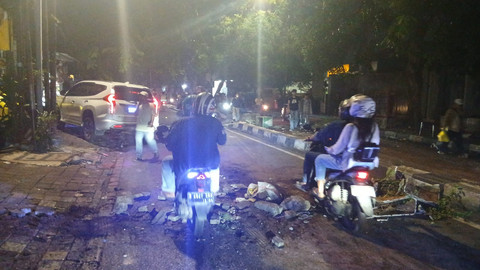 Situasi terkini di jalan Palmerah Utara. Lalu lintas terhambat akibat sejumlah puing yang ada di tengah jalan, Selasa (26/8). Foto: Andreas Ricky Febrian/kumparan