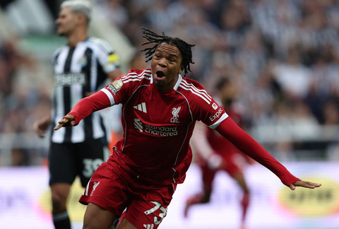 Rio Ngumoha mencetak gol saat laga Newcastle United vs Liverpool dalam pekan kedua Liga Inggris 2025/26 di Stadion St James Park, Selasa (26/8) dini hari WIB. Foto: REUTERS/Scott Heppell