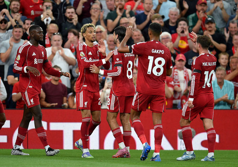 Pemain Liverpool rayakan gol Hugo Ekitike saat lawan Newcastle United dalam pekan kedua Liga Inggris 2025/26 di Stadion St James Park, Selasa (26/8) dini hari WIB. Foto: REUTERS/Peter Powell