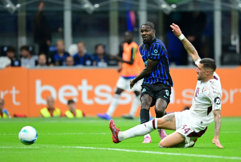 Marcus Thuram mencetak gol saat laga Inter Milan vs Torino dalam pekan pertama Liga Italia 2025/26 di Stadion San Siro, Selasa (26/8) dini hari WIB. Foto: REUTERS/Daniele Mascolo