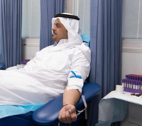 Wakil Emir Makkah, Pangeran Saud bin Mishal bin Abdulaziz donor darah, 22 Agustus 2025. Foto: X/@makkahregion