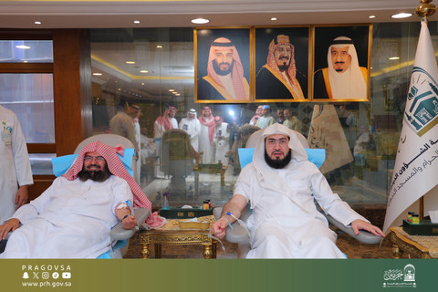 Dua imam Masjidil Haram, Abdulrahman bin Abdulaziz Al Sudais (kiri) dan Dr. Bandar Baleelah, melaksanakan donor darah, 25 Agustus 2025. Foto: X/@PRAGOVSA